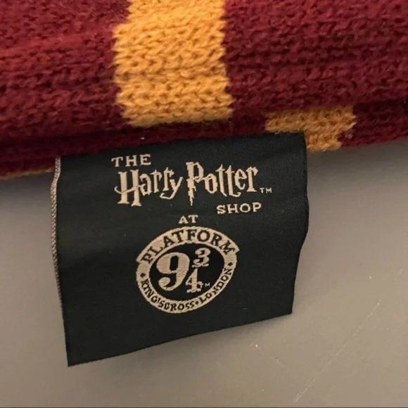 Harry Potter Gryffindor Knitted Crest Scarf- Like New with Gloves - Picture 4 of 6
